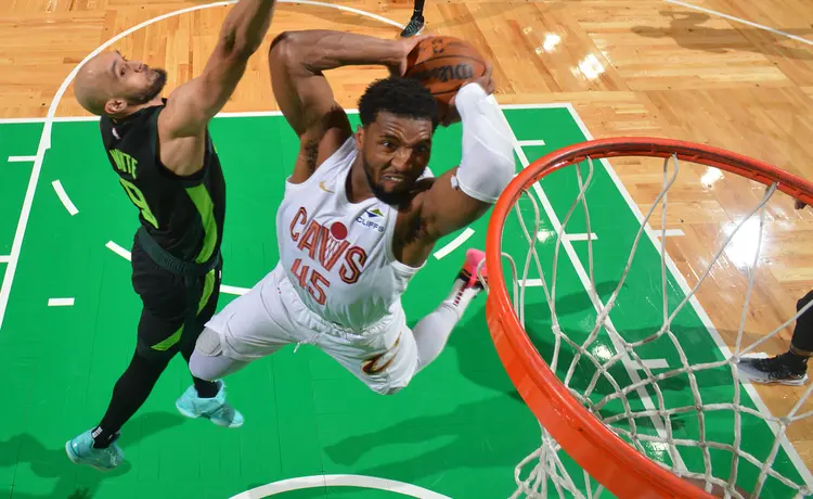 包含奇才完胜凯尔特人B队，萨姆·米切尔惊艳世界的词条