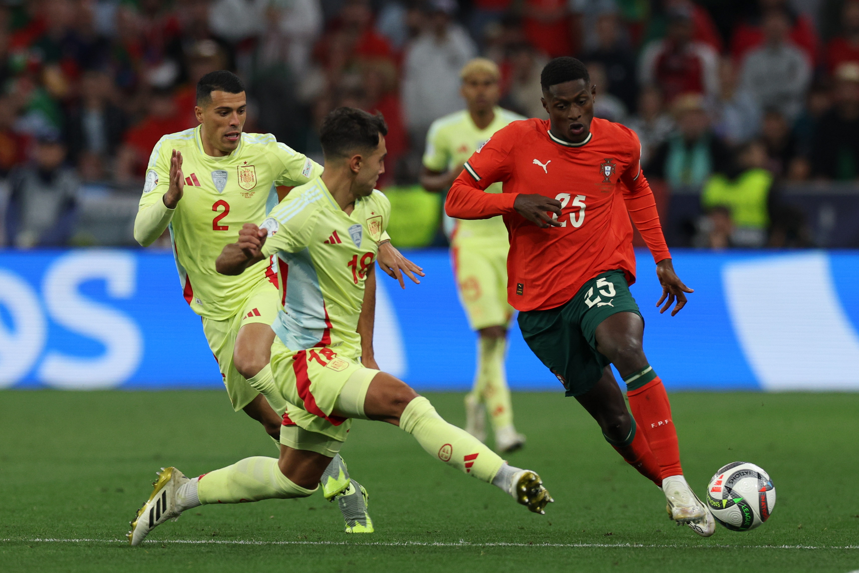 包含葡萄牙主场大胜匈牙利，晋级胜出的词条