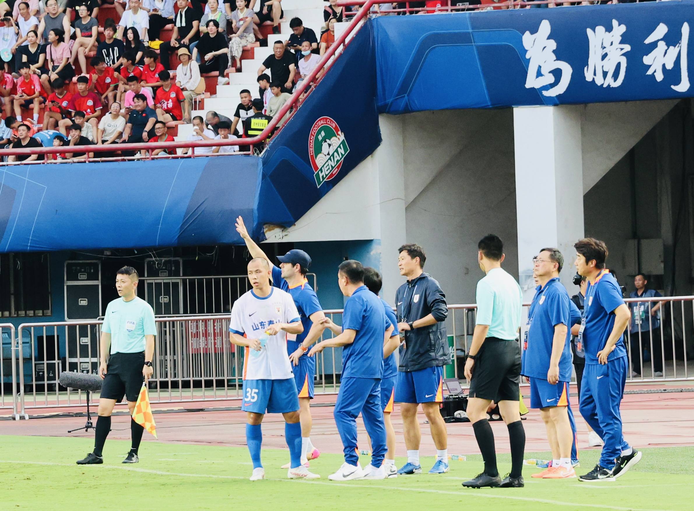 裁判误判引争议,比赛胜负存疑 裁判误判引争议,比赛胜负存疑