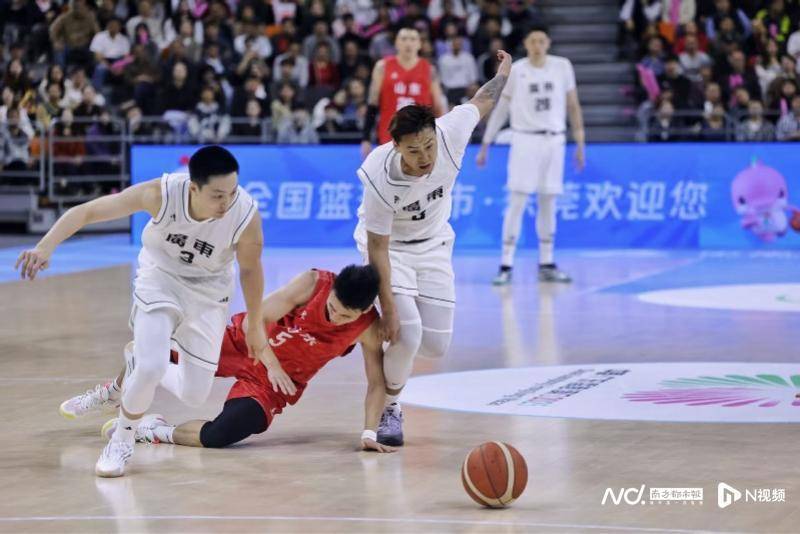 山东队全面爆发,轻取福建男篮 山东队全面爆发,轻取福建男篮