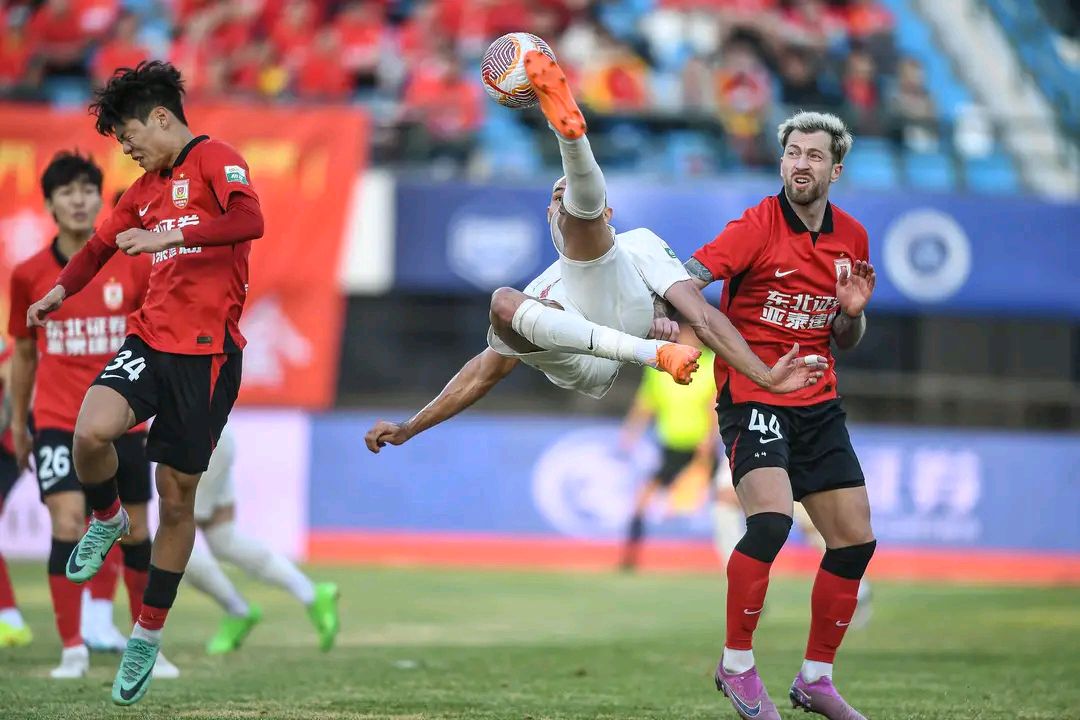 比赛中球员意外受伤,影响场上局势 比赛中球员意外受伤,影响场上局势