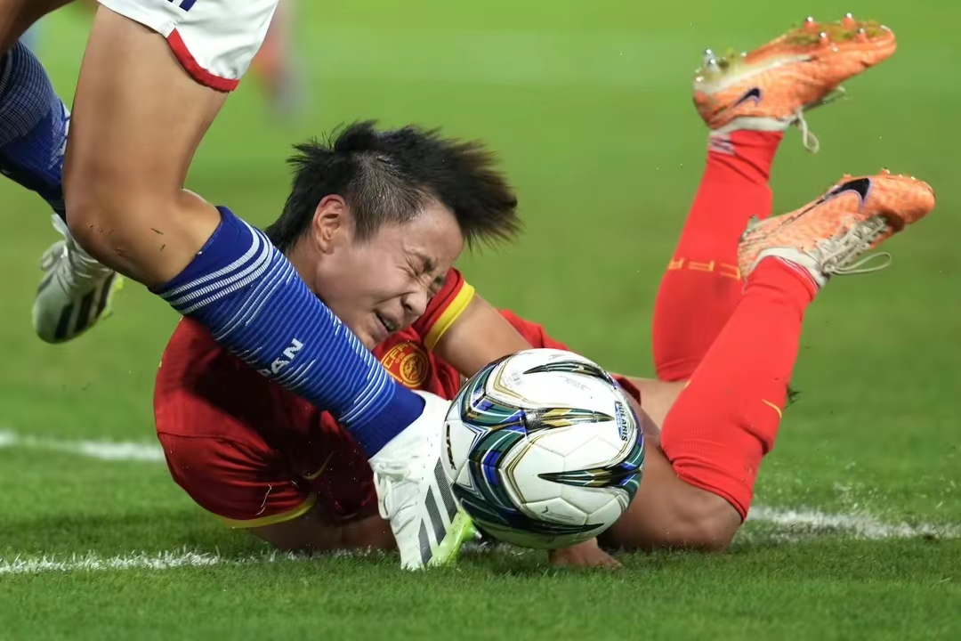 比赛中球员意外受伤,影响场上局势 比赛中球员意外受伤,影响场上局势