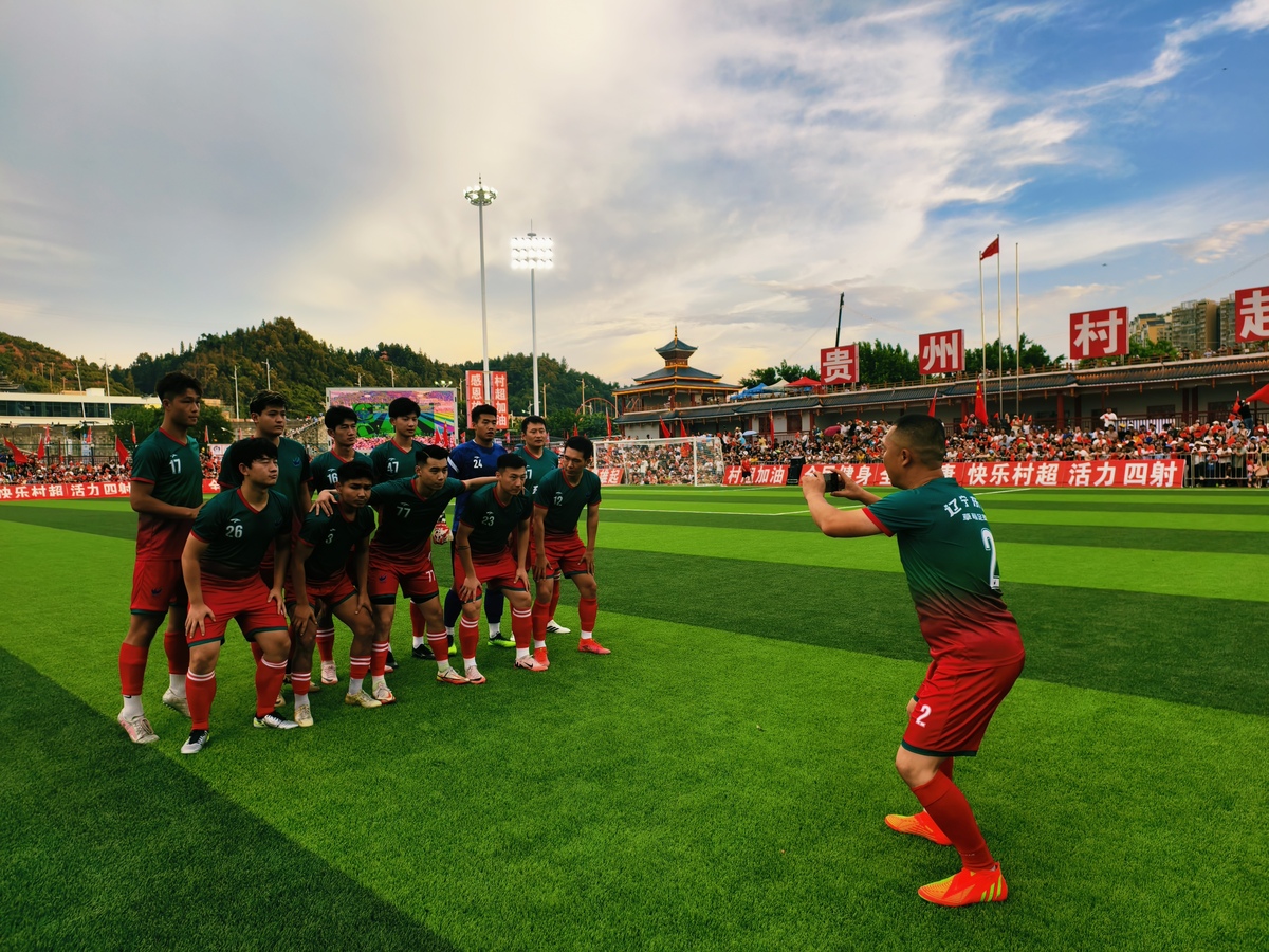 包含精彩的足球竞技，双方实力对比，现场观众尖叫的词条