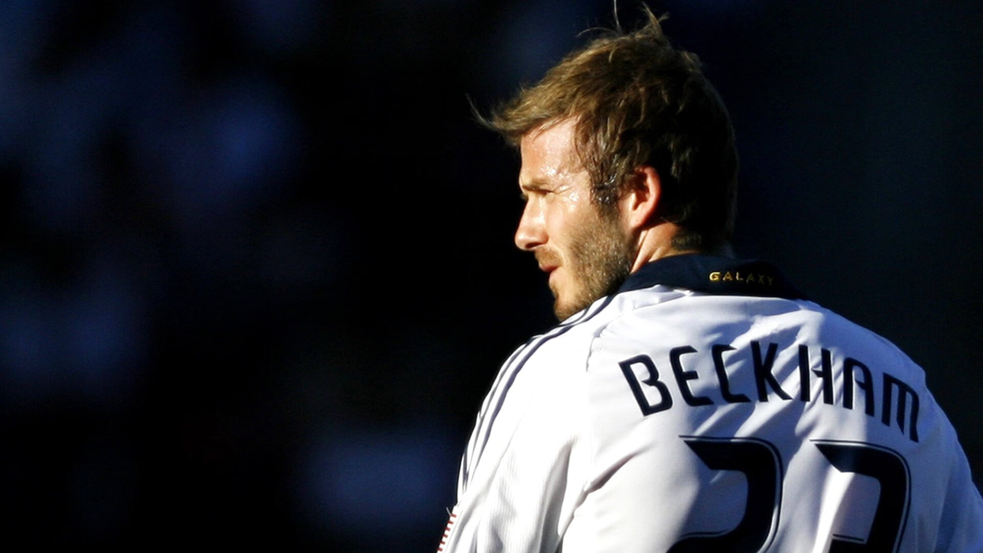 F1新赛季揭幕战焦点战，当赛道轰鸣遇见绿茵传奇，威尔士如何拿下AC米兰？